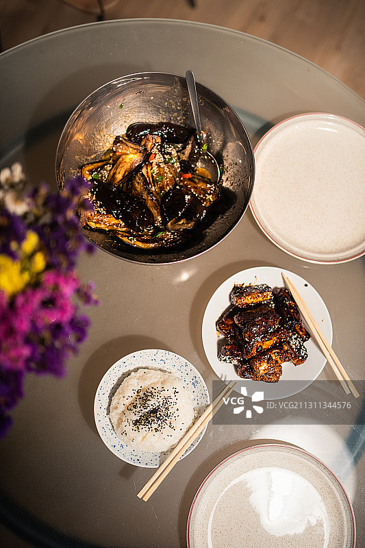 自制亚洲素食餐：豆腐、茄子和米饭，波兰图片素材