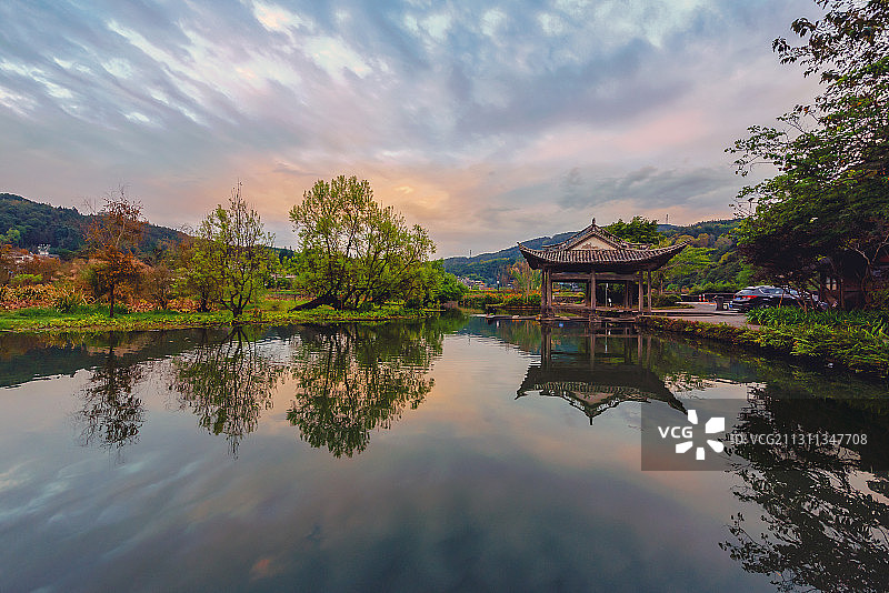 和顺古城护城河，水清树茂。日落十分，水天色，十分壮美。图片素材