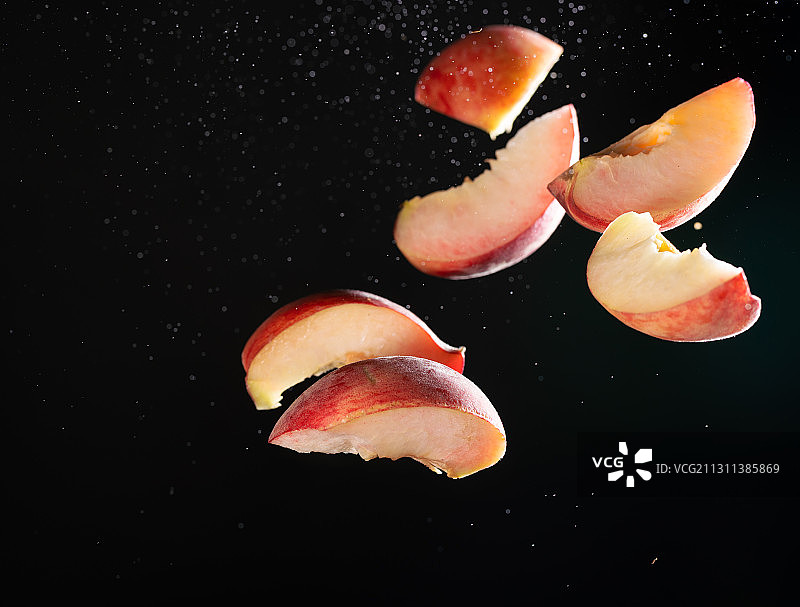 黑色背景跳动掉落慢动作棚拍水蜜桃广告素材图片素材