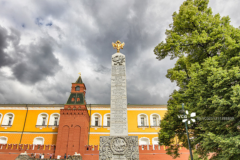 俄罗斯莫斯科，无名烈士纪念碑，纪念碑上面是俄罗斯国徽双头鹰图片素材