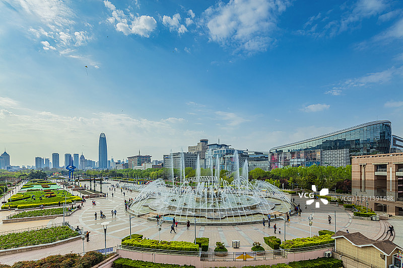 济南泉城广场荷花音乐喷泉图片素材