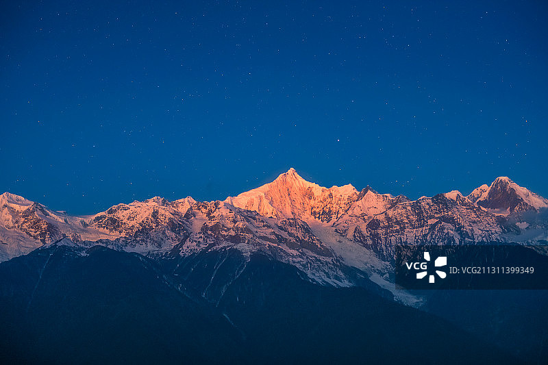中国云南梅里雪山日照金山和星空图片素材
