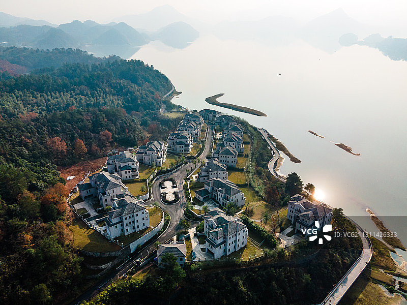深秋的青山湖水上森林图片素材