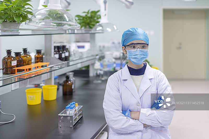 一年轻女性医务工作者在医疗实验室里的正面照图片素材
