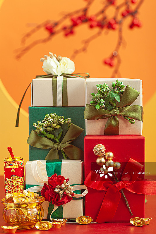 一堆新年礼物盒和新春鞭炮爆竹,聚宝盆图片素材