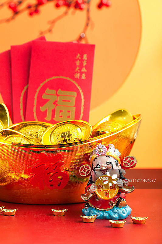 摆放在聚宝盆里面的金元宝和新年红包图片素材