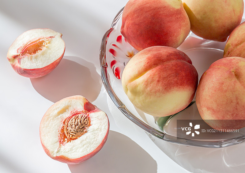 夏季，新鲜上市的水蜜桃图片素材