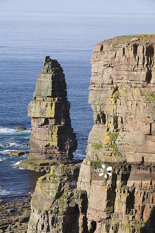 英国苏格兰桑德伍德湾南部的阿姆布凯莱海上岩柱图片素材