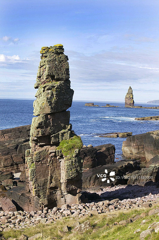 英国苏格兰桑德伍德湾南部的阿姆布凯莱海上岩柱图片素材