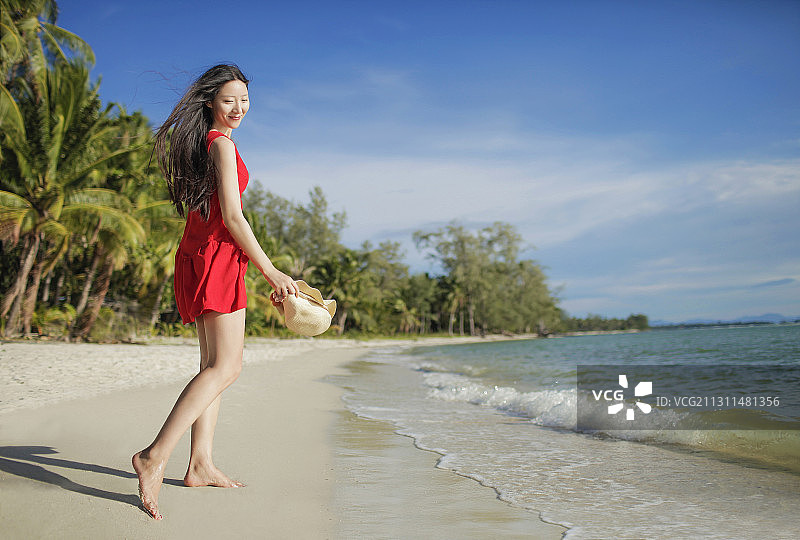 穿红裙的女子在海边奔跑图片素材
