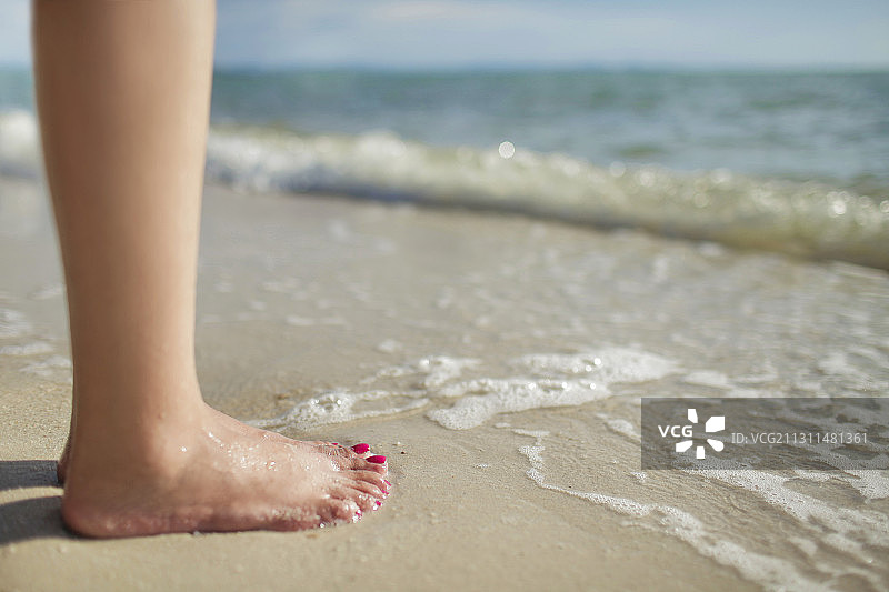 海滩上的女子脚部特写图片素材