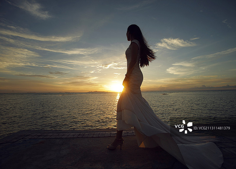 在海边行走的新娘剪影图片素材