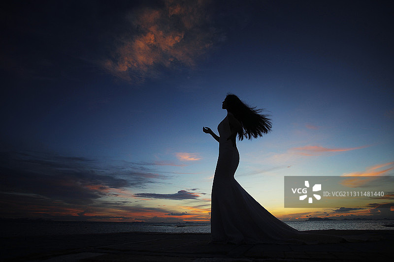 在海边行走的新娘剪影图片素材