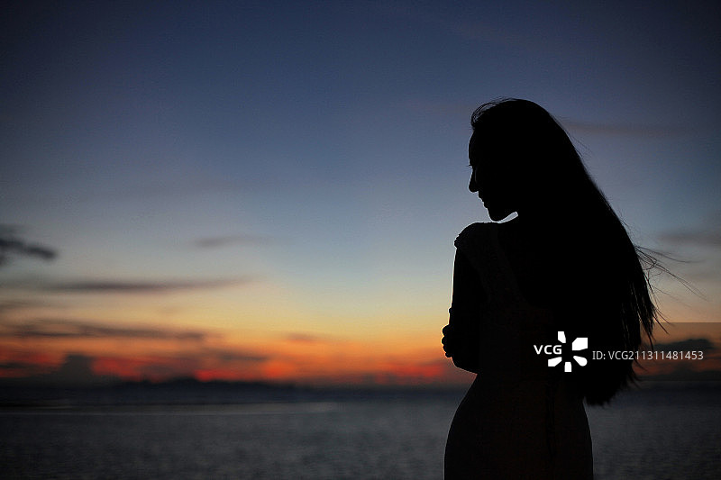 海边的新娘剪影图片素材