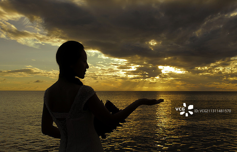 海边的新娘剪影图片素材