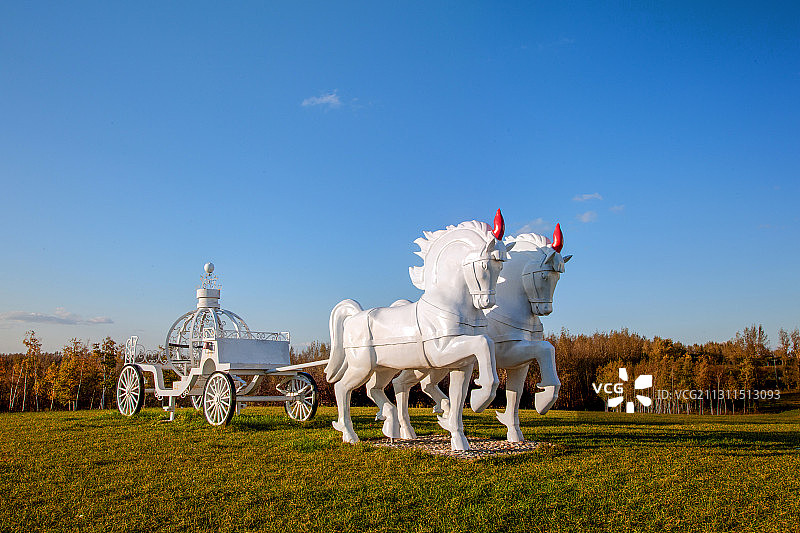 普罗旺斯薰衣草庄园白色恋人教堂图片素材