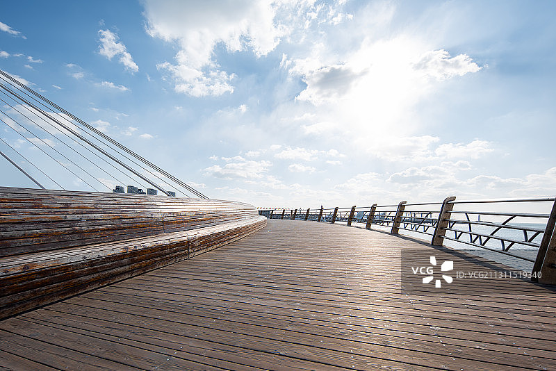 海边的木栈道吊桥图片素材