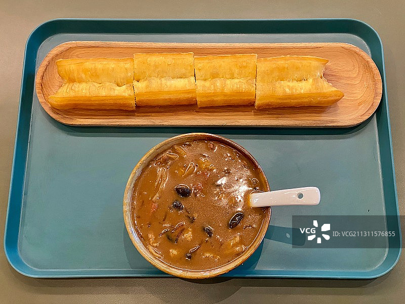 河南美食早餐胡辣汤油条图片素材