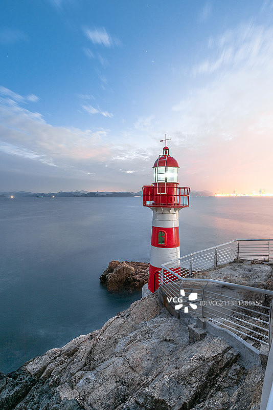 一座灯塔在静谧的海边/深圳盐田区小梅沙海滨栈道背仔角灯塔图片素材