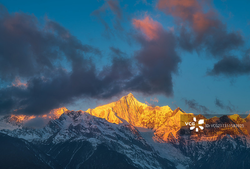 中国云南香格里拉梅里雪山日出日照金山图片素材