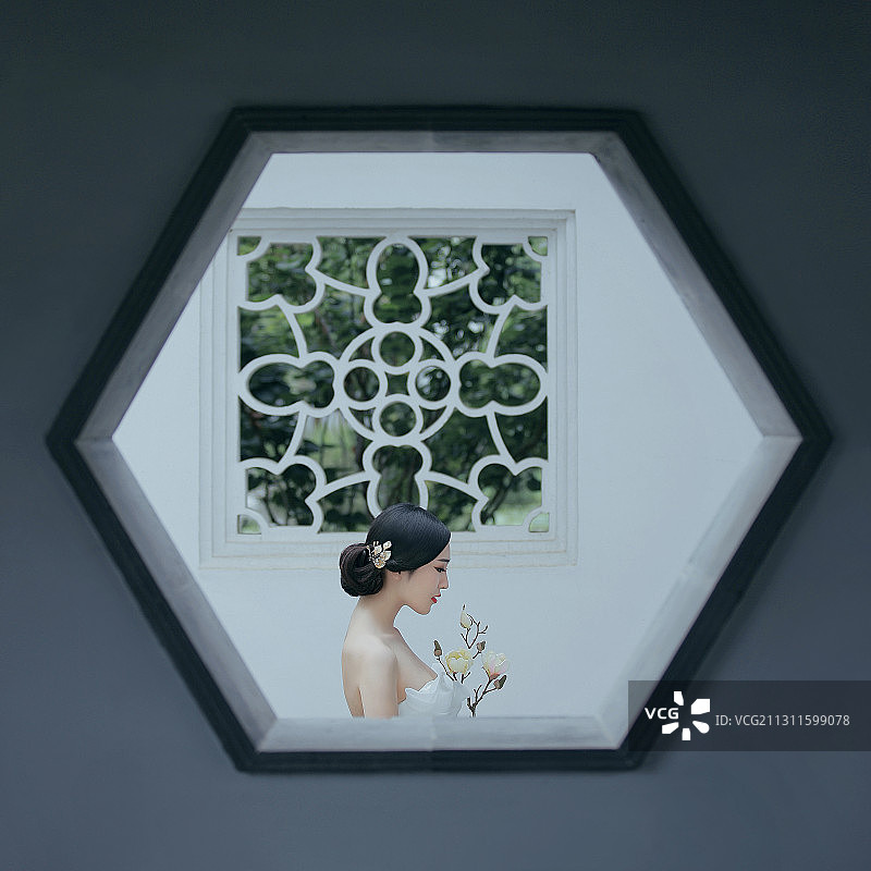 一个新娘站在中式庭院里图片素材