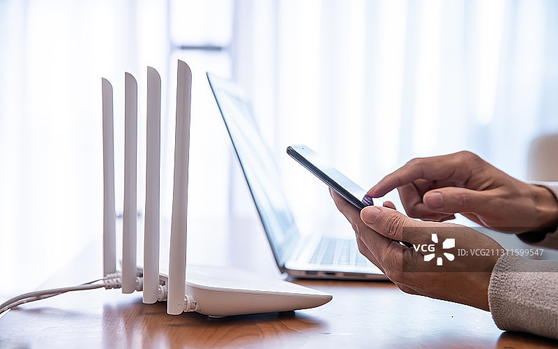 路由器和人物在用手机图片素材