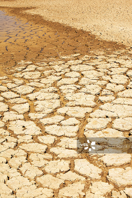 澳大利亚维多利亚州谢珀顿附近农场上的一个几乎干涸的农用蓄水池图片素材