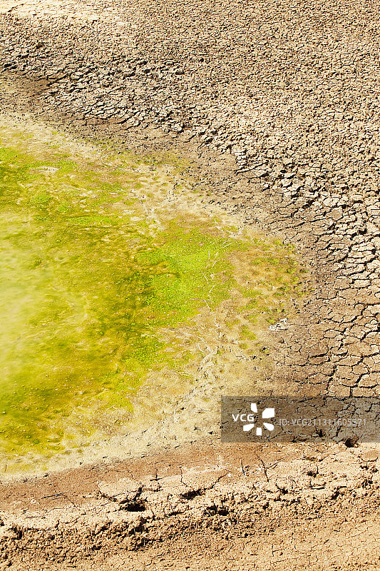 澳大利亚维多利亚州谢珀顿附近农场上的一个几乎干涸的农用蓄水池图片素材