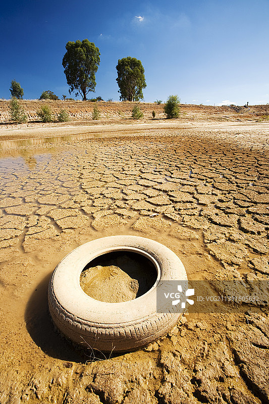 澳大利亚维多利亚州谢珀顿附近农场上的一个几乎干涸的农用蓄水池图片素材