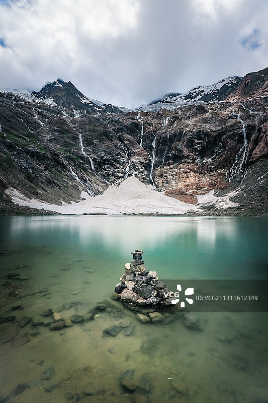 云南迪庆州梅里雪山雨崩村冰湖玛尼堆自然风光图片素材