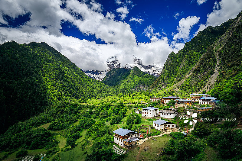 云南迪庆州雨崩村梅里雪山乡村田园自然风光图片素材