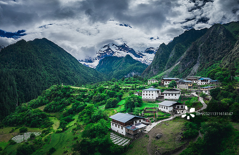 云南迪庆州雨崩村梅里雪山乡村田园自然风光图片素材
