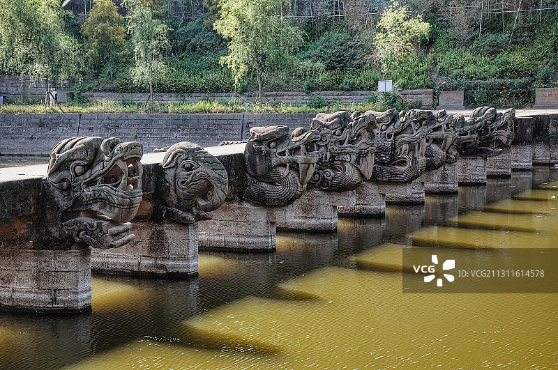 四川泸县龙脑桥 明代魔幻石雕龙头古桥图片素材