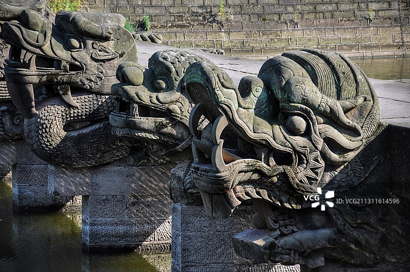 四川泸县龙脑桥 明代魔幻石雕龙头古桥图片素材