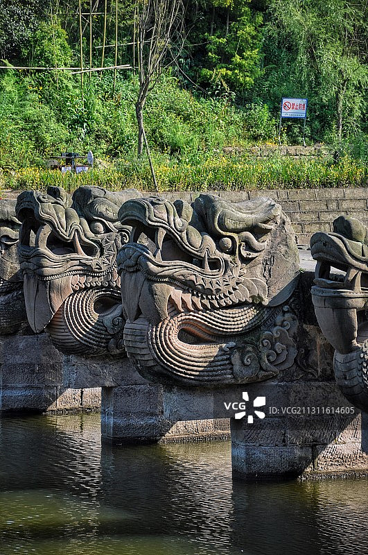 四川泸县龙脑桥 明代魔幻石雕龙头古桥图片素材