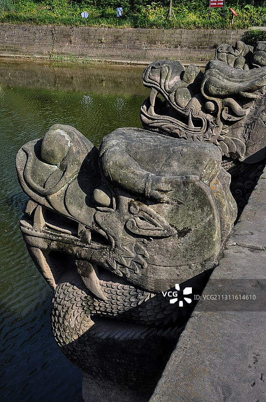 四川泸县龙脑桥 明代魔幻石雕龙头古桥图片素材