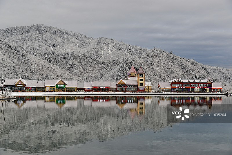 童话般的世界，西岭雪山滑雪场附近商业街及商业酒店图片素材