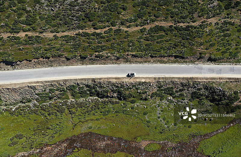 西藏昌都左贡东达山附近的草场河流和318川藏线国道图片素材