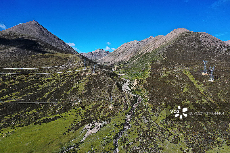 西藏昌都左贡东达山附近的草场河流图片素材