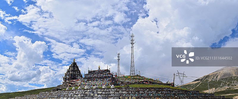 四川甘孜折多山口的川藏第一许愿墙和经幡图片素材