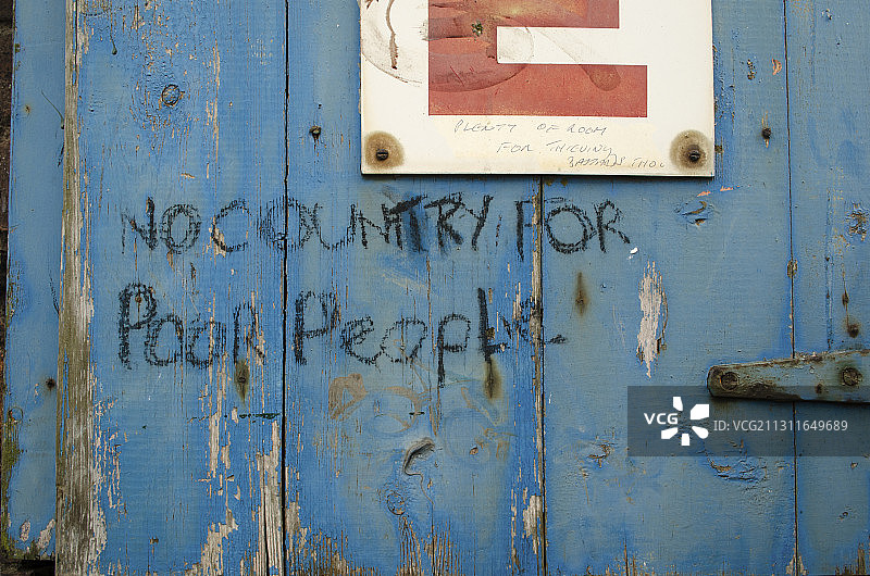 英格兰东北部废弃工业建筑门上的留言图片素材