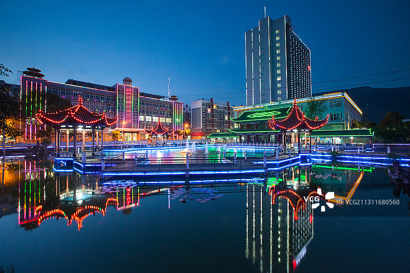 云南省玉溪市元江县城市夜景图片素材