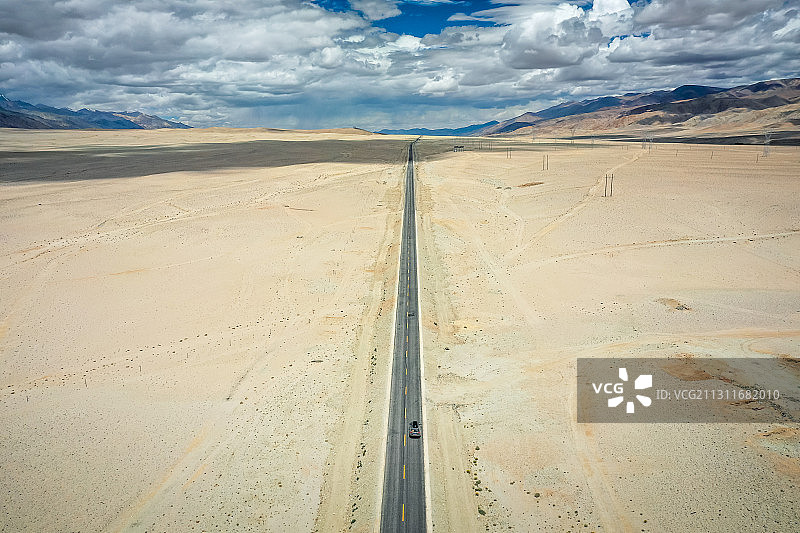 中国西藏阿里狮泉河沙漠G219新藏线公路自然风光图片素材