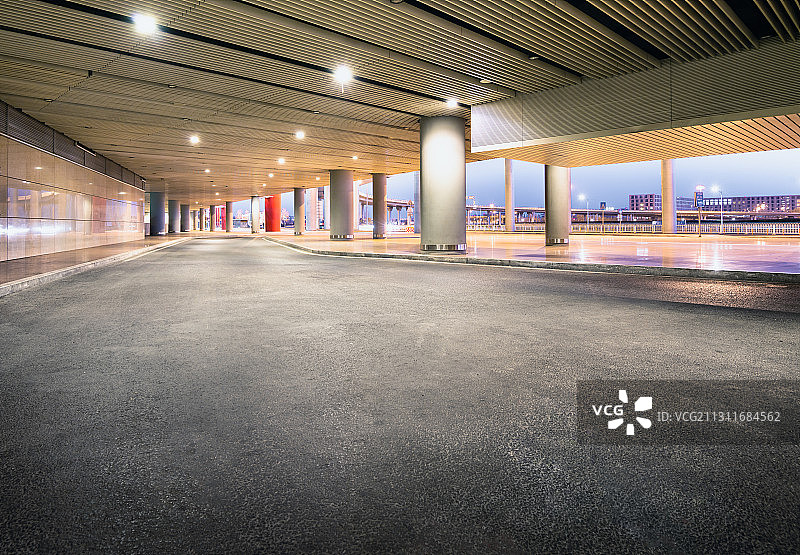 首都机场T3航站楼地面停车场行车道金色道路汽车广告背景图图片素材