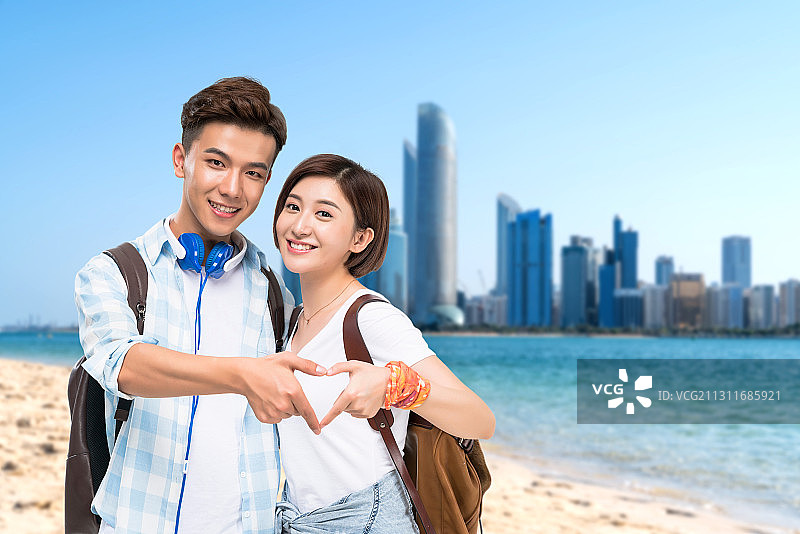 快乐的年轻情侣背包旅行图片素材