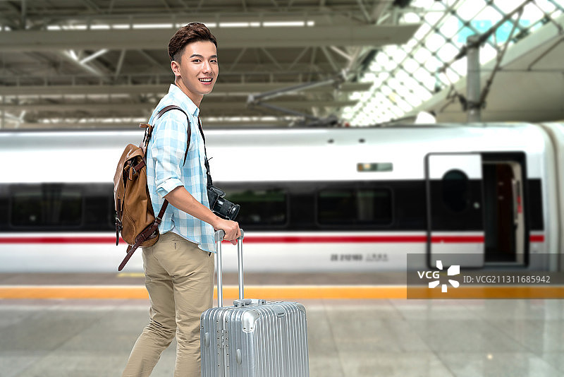年轻男子带着相机去旅行图片素材
