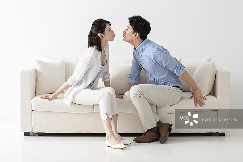 开心的年轻情侣亲吻图片素材