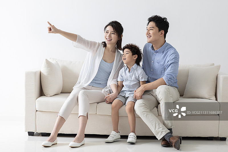 开心的一家三口坐在沙发上图片素材