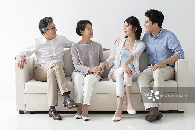 开心的一家四口坐在沙发上图片素材