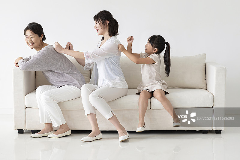 孝顺的子女给长辈按摩肩部图片素材